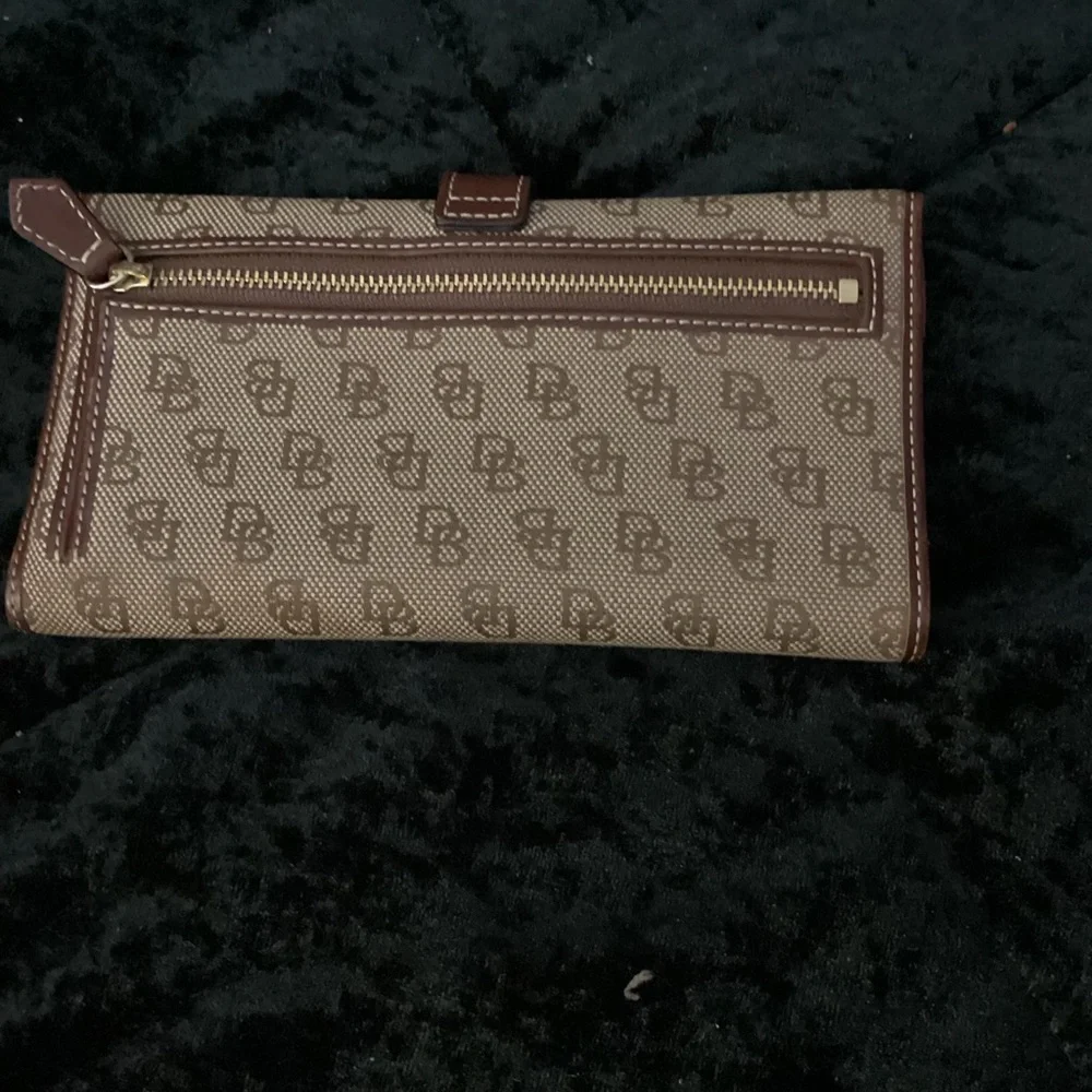 Dooney & Bourke Brown Signature 1975 Continental Wallet with Gold Plaque